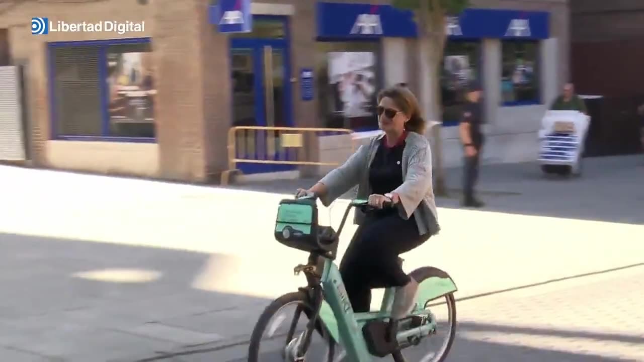 Video thumbnail for Socialist Spanish minister uses a private jet to attend a climate conference. 100 metres before the venue she gets out off the limo and takes a bicycle