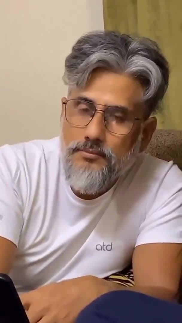 Video thumbnail for Zeke with white hair