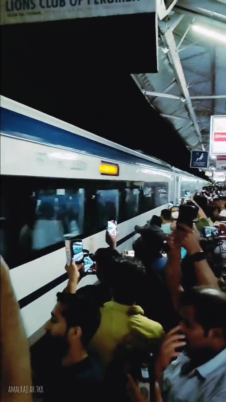Video thumbnail for People lined up in Kerala to see the new train