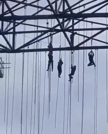 Video thumbnail for The floor of this structure in Brazil fell and the workers were hanging for dear life