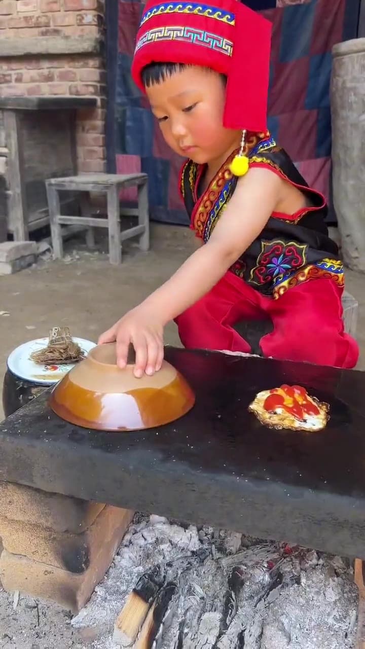 Video thumbnail for Cute kids makes an omelette bread