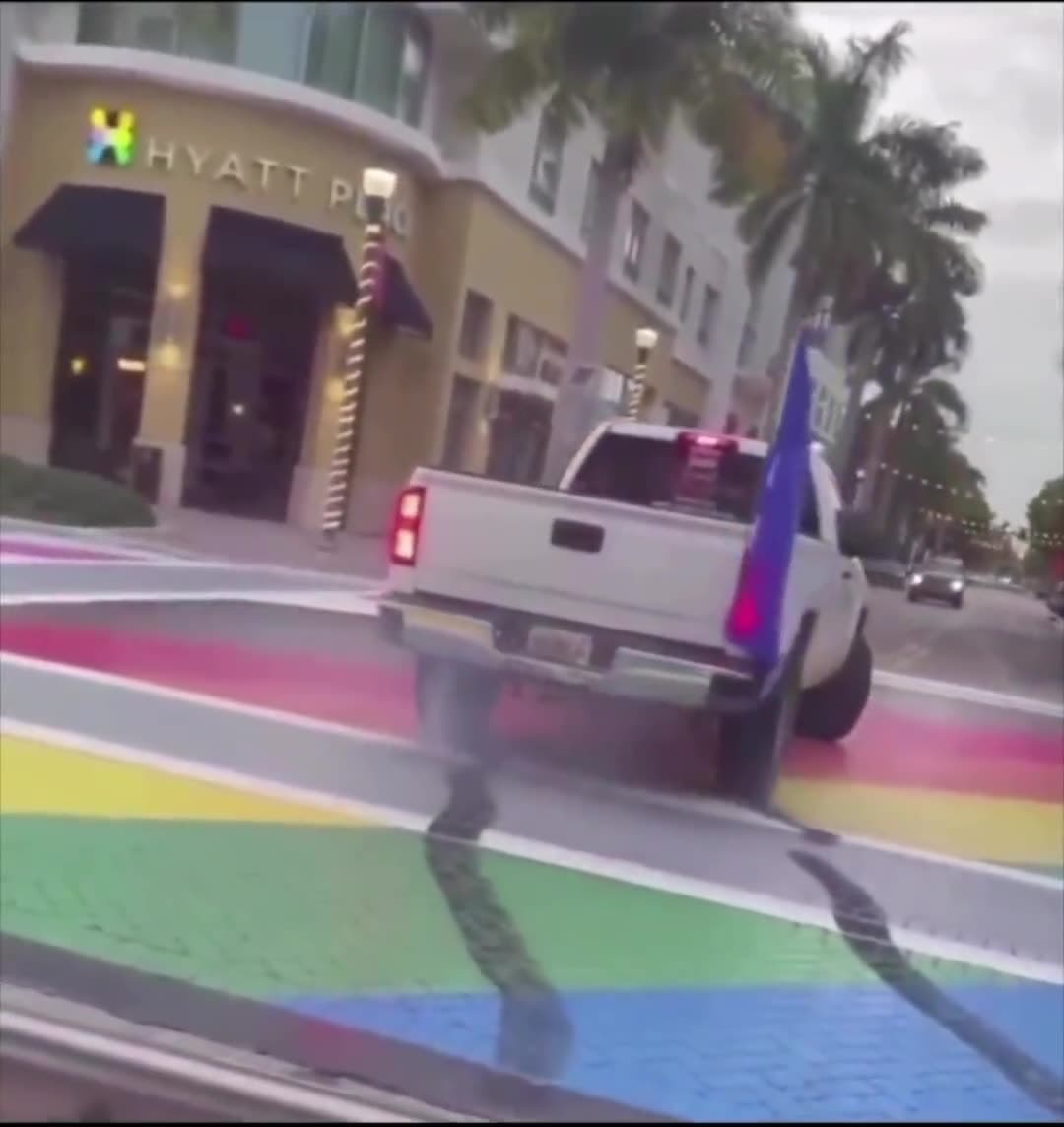 Video thumbnail for Man does burnout on the pride flag