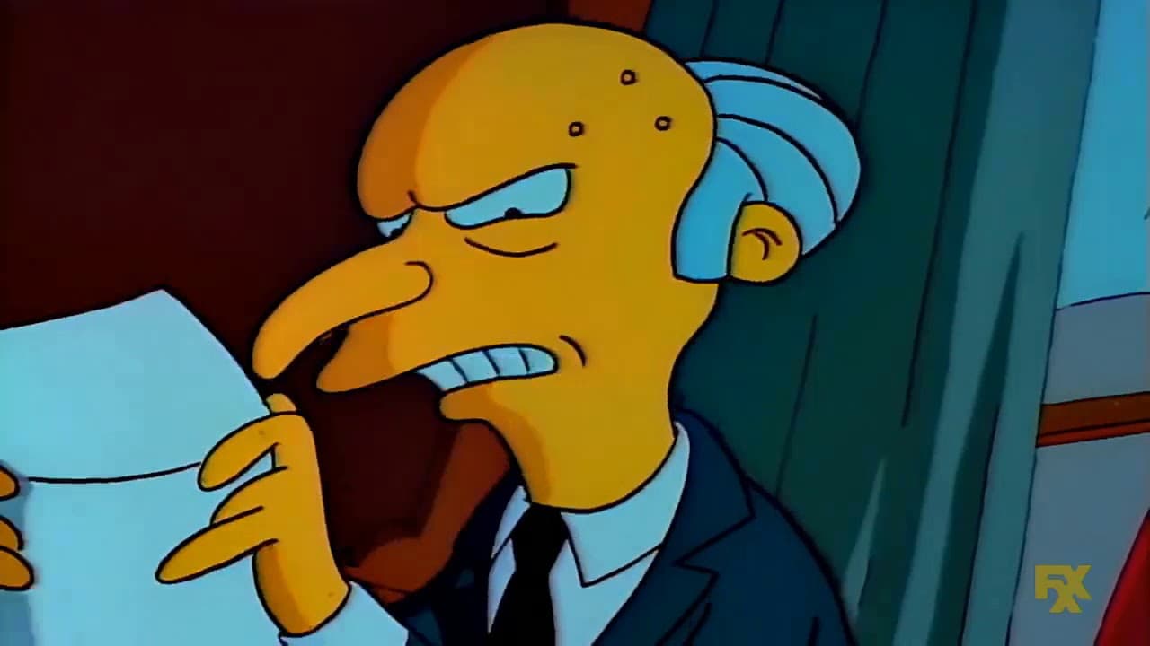 Mr Burns aus den Simpsons schaut sauer auf einen Zettel in seiner Hand.