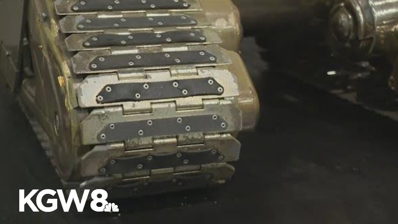 YouTube thumbnail for Beloved robot from 80s sci-fi film 'Short Circuit' to roll into Astoria [Oregon] | KGW News [1:53]