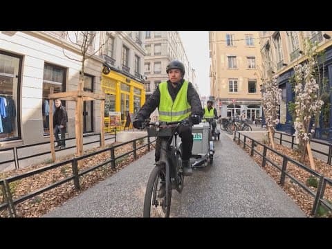 YouTube thumbnail for Fighting air pollution: Boat + bike delivery service to lower car traffic inside cities (at 4:21)