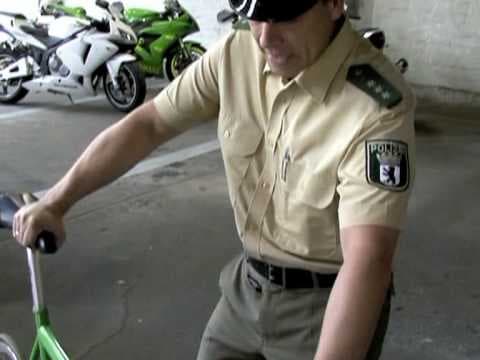 YouTube thumbnail for 😆 [2010] Fixies: gefährlicher Nervenkitzel mit Fahrrädern ohne Bremsen
