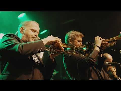 YouTube thumbnail for Traktorkestar - Gnossienne No. 1 [Erik Satie Interpretation] - Live am Berner Stadtfest, Juni 2022